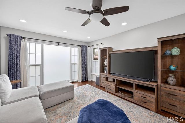 825 Dinard Drive, St Louis, MO 63021