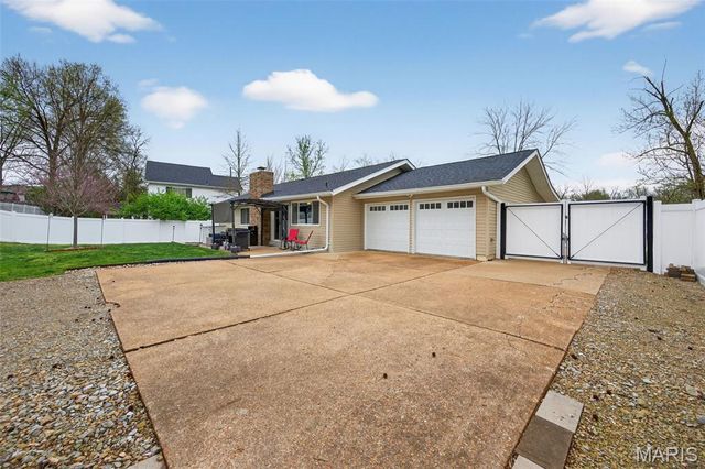 825 Dinard Drive, St Louis, MO 63021