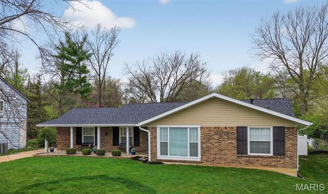 825 Dinard Drive, St Louis, MO 63021