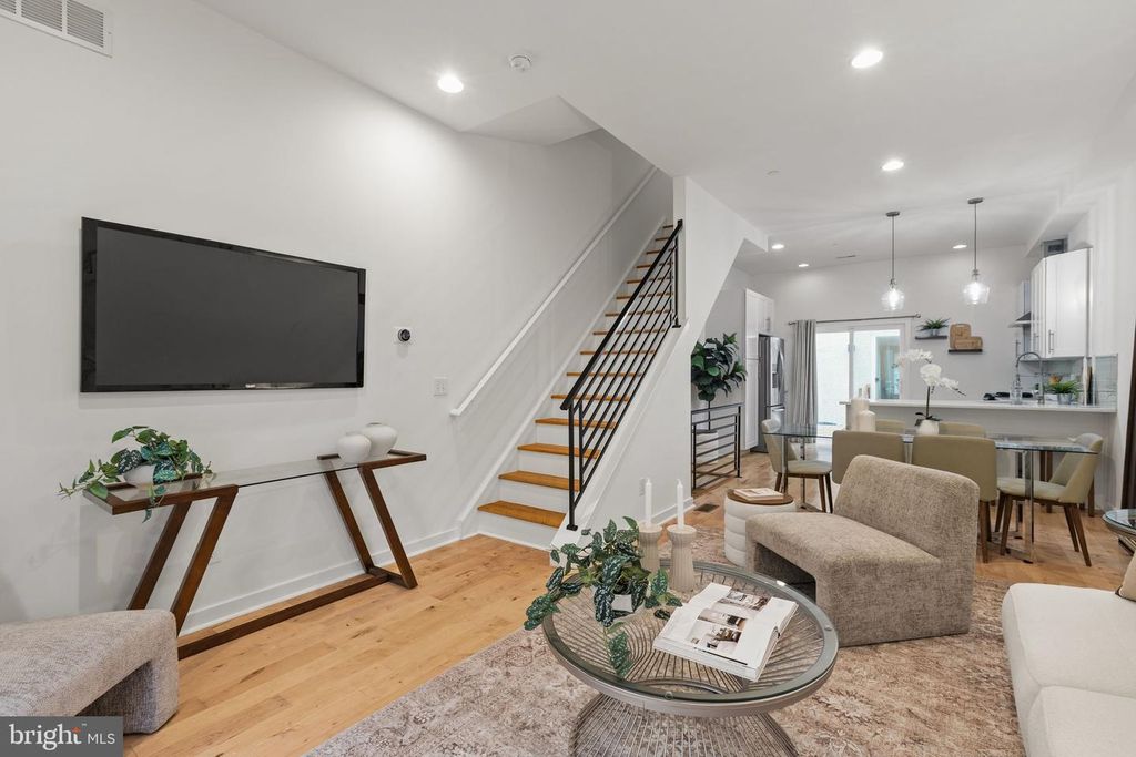 1006 S REESE ST, PHILADELPHIA, PA 19147 — photo 2