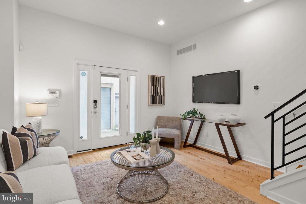 1006 S REESE ST, PHILADELPHIA, PA 19147 — photo 4