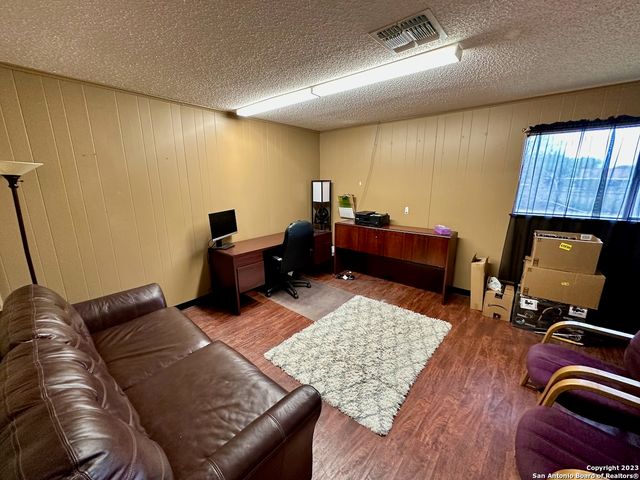 1010 Zanderson Ave, Jourdanton, TX 78026