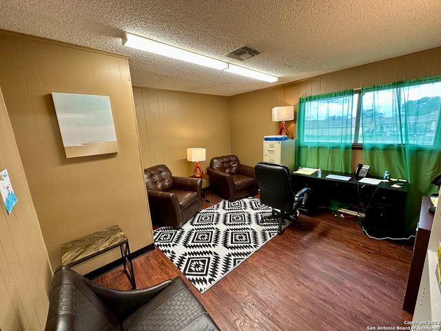 1010 Zanderson Ave, Jourdanton, TX 78026