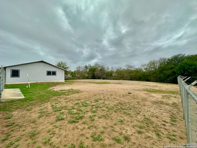 1010 Zanderson Ave, Jourdanton, TX 78026