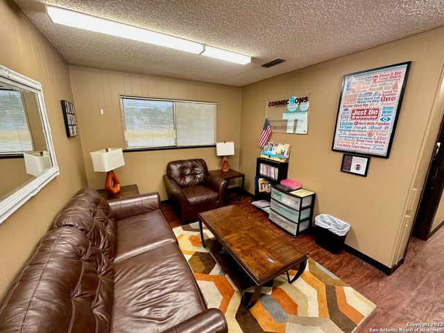 1010 Zanderson Ave, Jourdanton, TX 78026