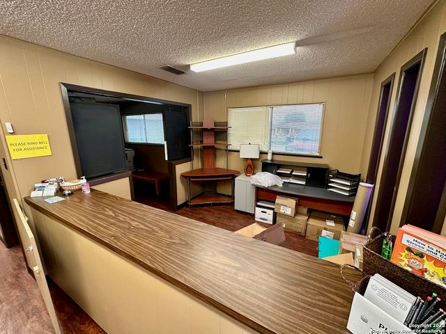 1010 Zanderson Ave, Jourdanton, TX 78026