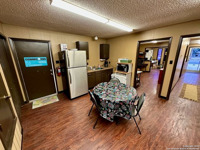 1010 Zanderson Ave, Jourdanton, TX 78026