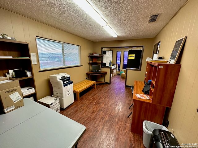 1010 Zanderson Ave, Jourdanton, TX 78026