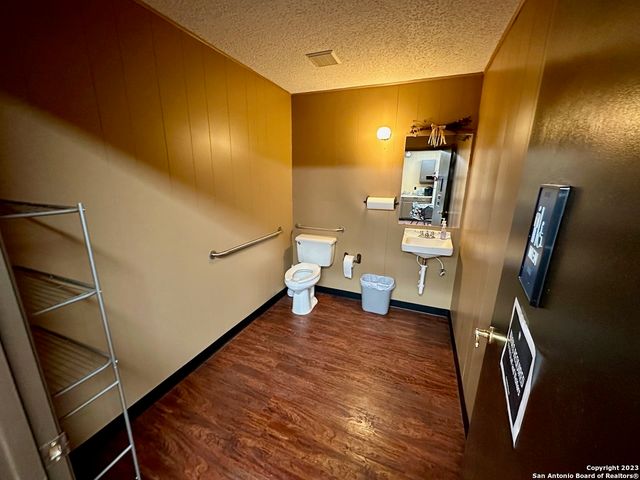 1010 Zanderson Ave, Jourdanton, TX 78026