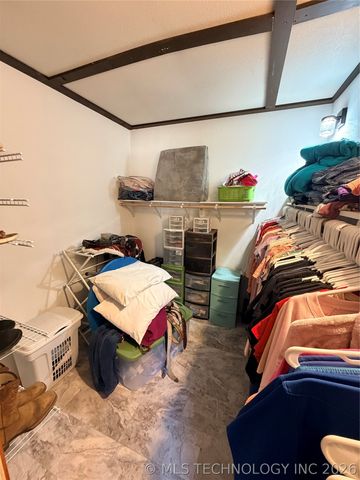 402 Robertson Highway, Henryetta, OK 74437