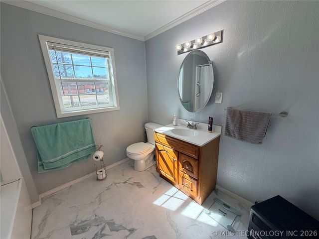 402 Robertson Highway, Henryetta, OK 74437