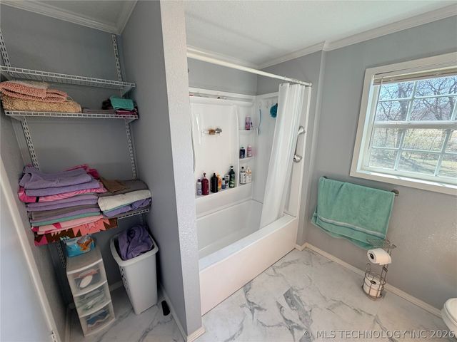 402 Robertson Highway, Henryetta, OK 74437