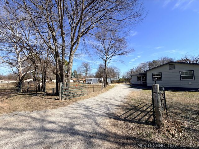 402 Robertson Highway, Henryetta, OK 74437