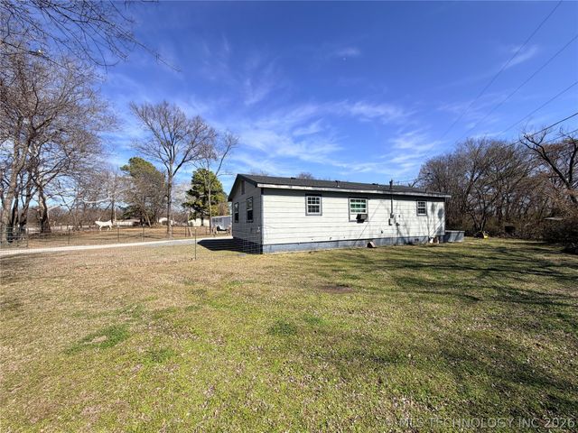 402 Robertson Highway, Henryetta, OK 74437