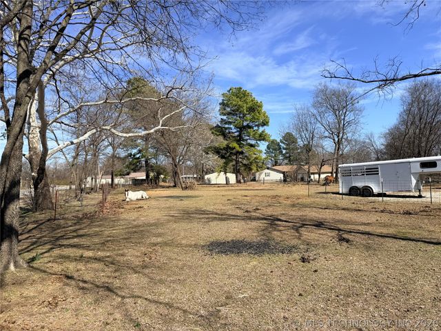 402 Robertson Highway, Henryetta, OK 74437