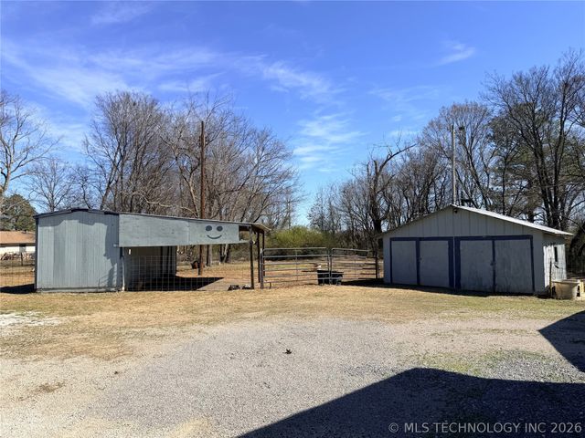 402 Robertson Highway, Henryetta, OK 74437