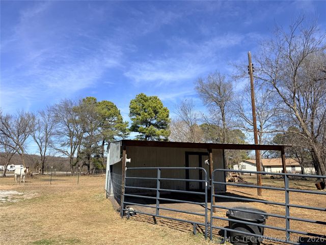 402 Robertson Highway, Henryetta, OK 74437