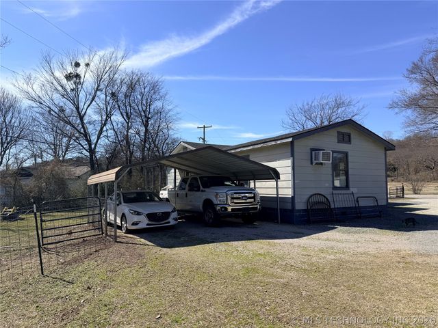 402 Robertson Highway, Henryetta, OK 74437