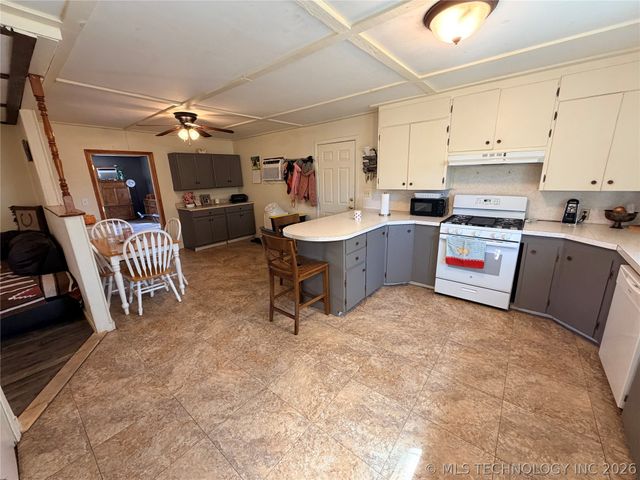 402 Robertson Highway, Henryetta, OK 74437