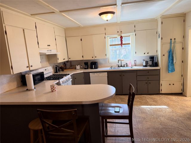 402 Robertson Highway, Henryetta, OK 74437