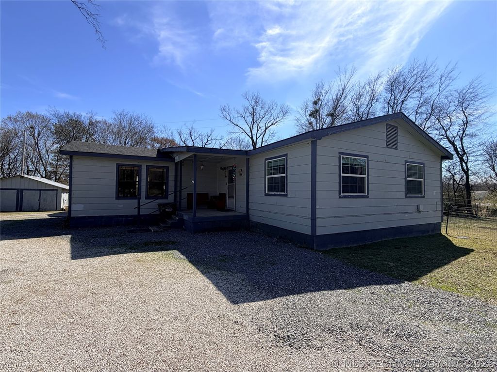 402 Robertson Highway, Henryetta, OK 74437