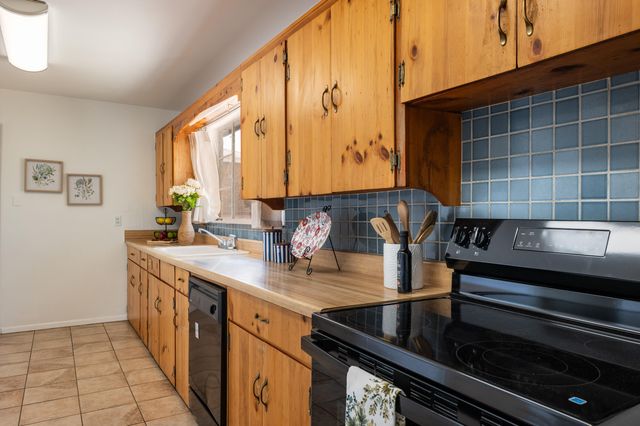 2016 Cagua Drive NE, Albuquerque, NM 87110