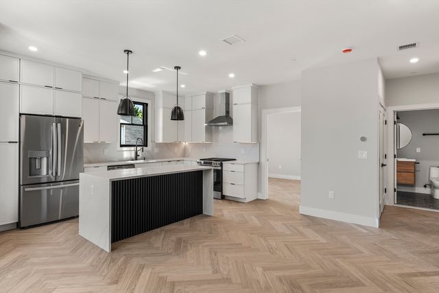 106 Moore PH6, Boston, MA 02128