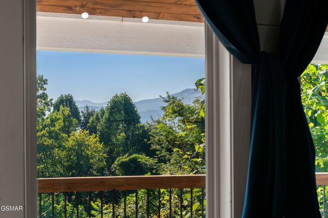 828 Beanstalk Road, Gatlinburg, TN 37738