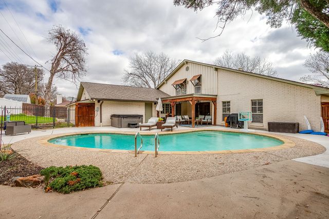 3928 Stonehenge Road, Fort Worth, TX 76109