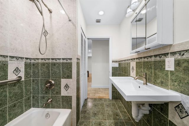 6200 Pine Ter, Plantation, FL 33317