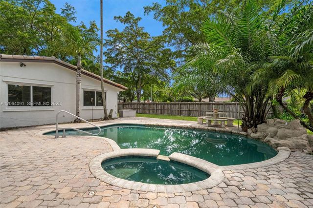 6200 Pine Ter, Plantation, FL 33317