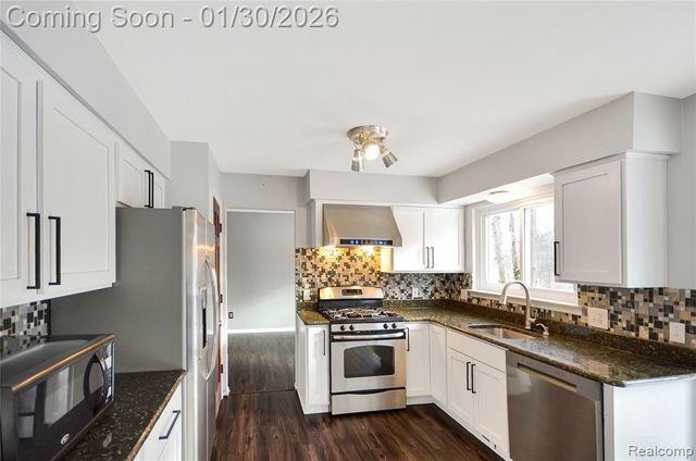 1041 Walloon Court, Lake Orion, MI 48360