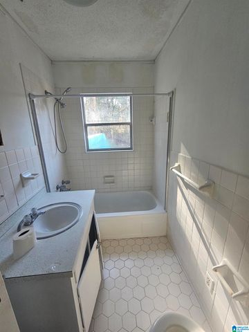 2200 LISA ANN DRIVE SE, Leeds, AL 35094