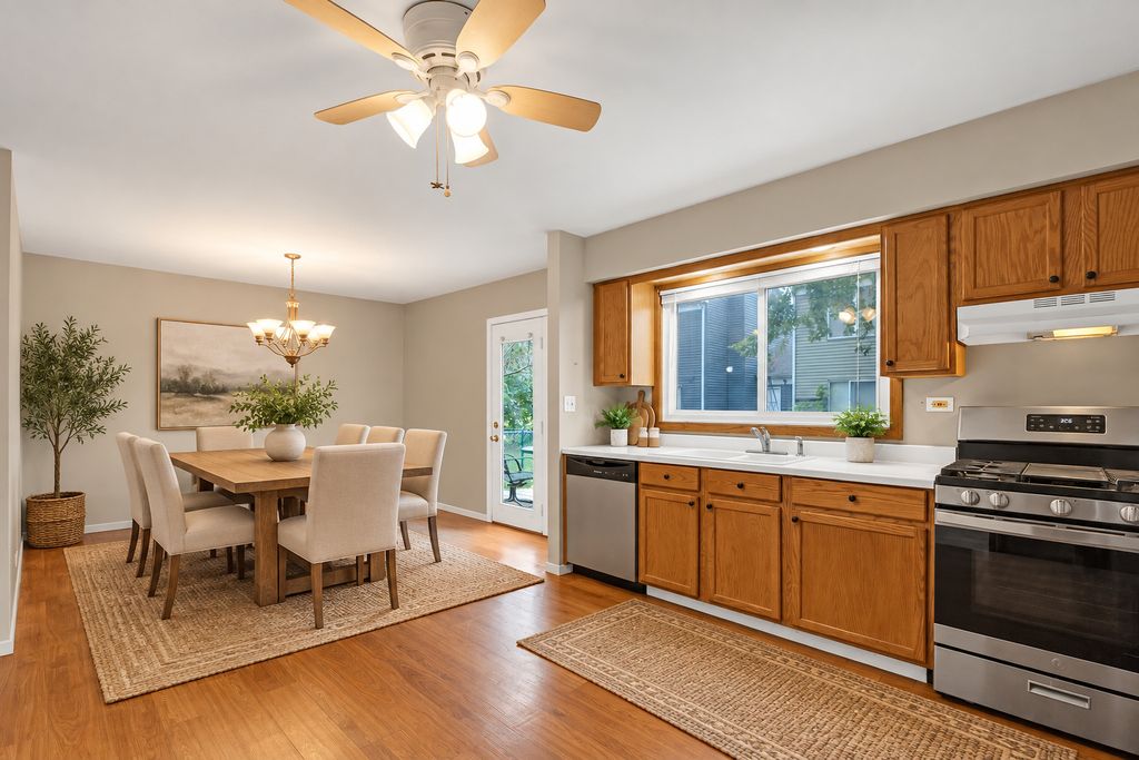 29W456 Blackthorn Lane, Warrenville, IL 60555 — photo 5