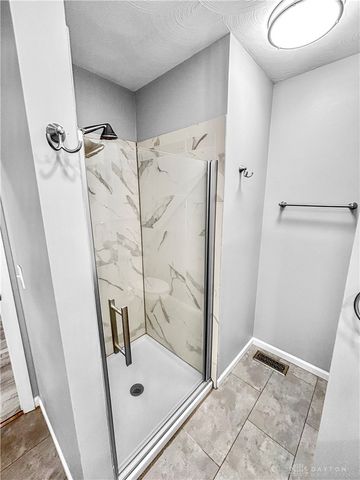 6800 Curtwood Drive, Tipp City, OH 45371