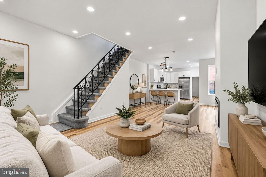 906 W ROCKLAND ST, PHILADELPHIA, PA 19141 — exterior