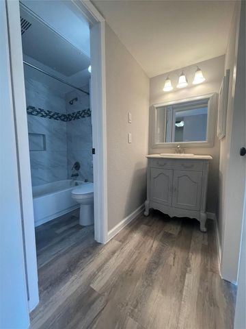 1516 Bay Area Boulevard F6, Houston, TX 77058