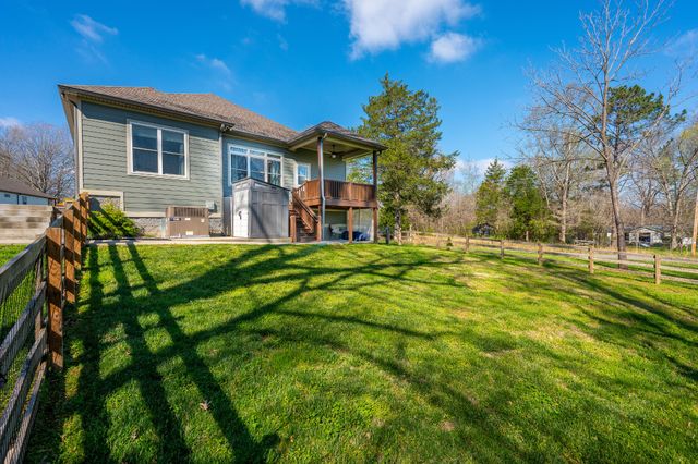 1001 Stonebrook Dr, Dickson, TN 37055