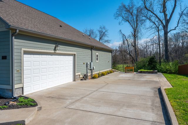 1001 Stonebrook Dr, Dickson, TN 37055