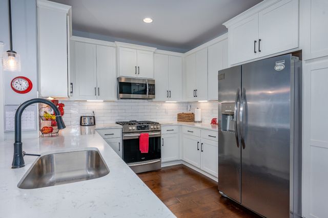 1001 Stonebrook Dr, Dickson, TN 37055