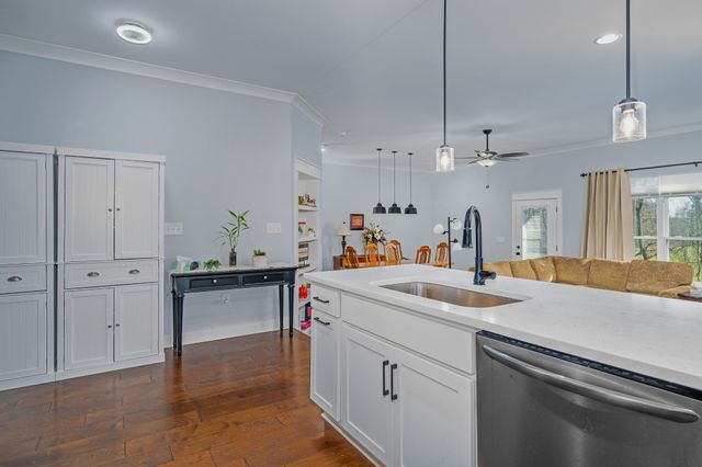 1001 Stonebrook Dr, Dickson, TN 37055