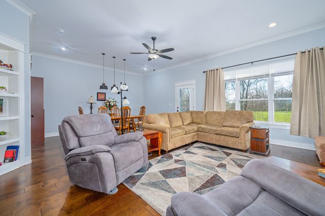 1001 Stonebrook Dr, Dickson, TN 37055