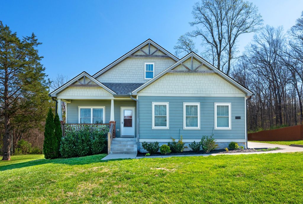 1001 Stonebrook Dr, Dickson, TN 37055