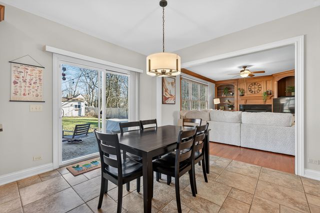 122 N 11th Avenue, St. Charles, IL 60174