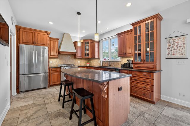 122 N 11th Avenue, St. Charles, IL 60174