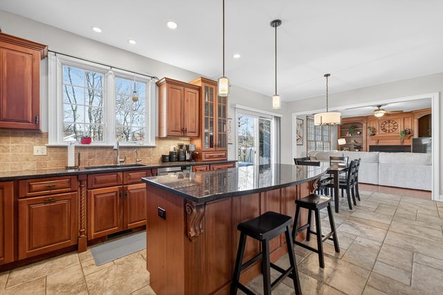 122 N 11th Avenue, St. Charles, IL 60174