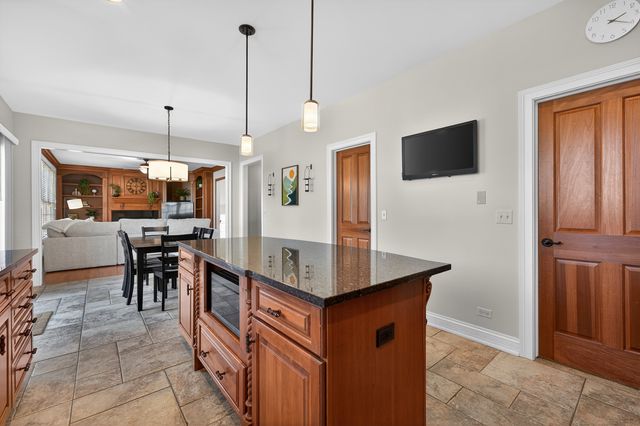 122 N 11th Avenue, St. Charles, IL 60174