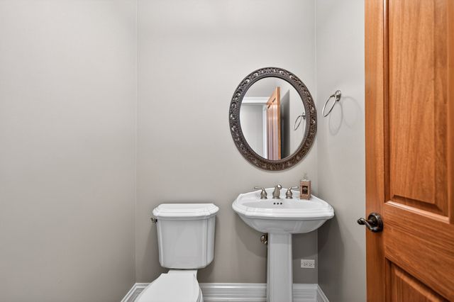 122 N 11th Avenue, St. Charles, IL 60174