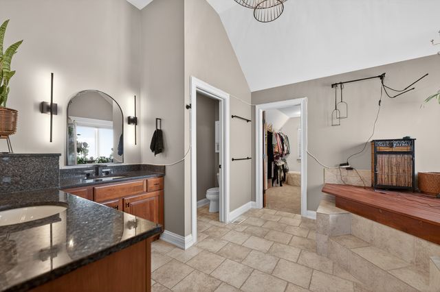 122 N 11th Avenue, St. Charles, IL 60174