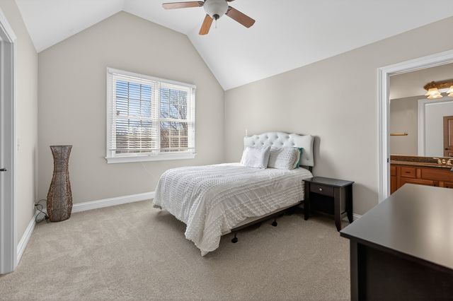 122 N 11th Avenue, St. Charles, IL 60174